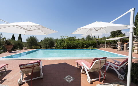 Villa Cevoli: Wasser, Himmel, Gebäude, Pflanze, Eigentum, Schwimmbad, Azurblau, Schatten, Gartenmöbel, Haus
