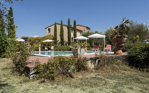 Villa Cevoli: Pflanze, Himmel, Pflanzengemeinschaft, Gebäude, Grundstueck, Haus, Zelt, Baum, Wohngebiet, Landschaft