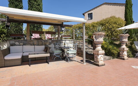 Villa Cevoli: Himmel, Eigentum, Couch, Pflanze, Gebäude, Schatten, Gartenmöbel, Hütte, Haus, Grundeigentum