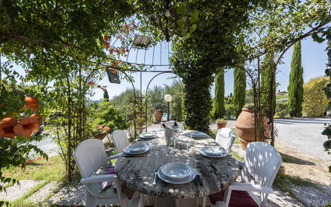 Villa Cevoli: Pflanze, Tabelle, Möbel, Geschirr, Stuhl, Natur, Baum, Gartenmöbel, Tischdecke, Tisch Im Freien