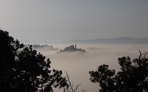 Villa Cicogna Tuscany: Atmosphäre, Himmel, Wolke, Baum, Natürliche Landschaft, Ast, Berg, Gewässer, Atmosphärisches Phänomen