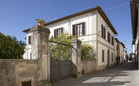Villa Cicogna Tuscany: Himmel, Fenster, Gebäude, Pflanze, Baum, Haus, Tür, Urban Design, Wohngebiet, Strassenbelag