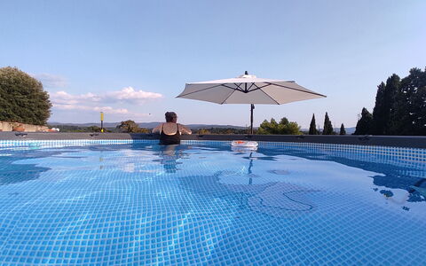 Villa Cicogna Tuscany: Wasser, Himmel, Gebäude, Schwimmbad, Regenschirm, Azurblau, Baum, Schatten, Gartenmöbel, Freizeit