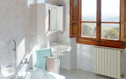 Villa Cicogna Tuscany: Spiegel, Armatur, Zapfhahn, Eigentum, Bad Sink, Sinken, Badezimmer, Interior Design, Fenster, Holz