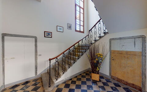 Villa Cicogna Tuscany: Gebäude, Fenster, Treppe, Farbe, Holz, Interior Design, Haus, Halle, Flooring