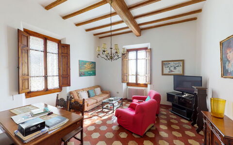 Villa Cicogna Tuscany: Möbel, Bilderrahmen, Eigentum, Fenster, Tabelle, Couch, Gebäude, Holz, Interior Design, Beleuchtung