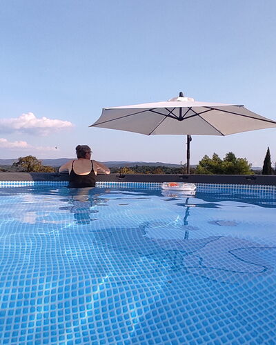 Villa Cicogna Tuscany: Wasser, Himmel, Gebäude, Schwimmbad, Regenschirm, Azurblau, Baum, Schatten, Gartenmöbel, Freizeit
