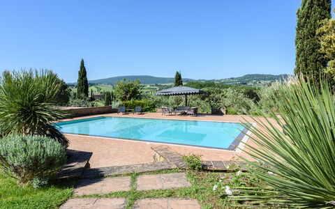 Villa Pancole: Wasser, Pflanze, Eigentum, Himmel, Schwimmbad, Azurblau, Natürliche Landschaft, Gebäude, Baum, Rechteck