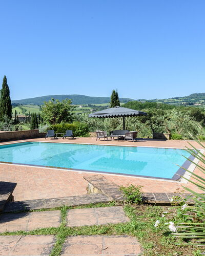Villa Pancole: Wasser, Pflanze, Eigentum, Himmel, Schwimmbad, Azurblau, Natürliche Landschaft, Gebäude, Baum, Rechteck