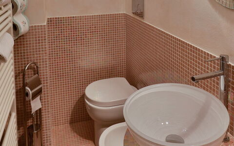 La Quiete: Braun, Armatur, Zapfhahn, Bad Sink, Eigentum, Sinken, Badezimmer, Dishware, Interior Design, Lila