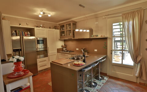 La Quiete: Cabinetry, Eigentum, Möbel, Countertop, Fenster, Küchengerät, Holz, Haushaltsgerät, Küche, Tabelle