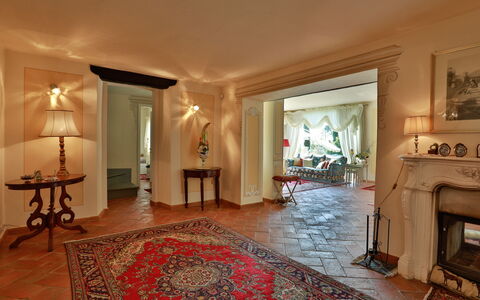 La Quiete: Möbel, Bilderrahmen, Gebäude, Holz, Stuhl, Tabelle, Interior Design, Flooring, Halle, Wohnzimmer