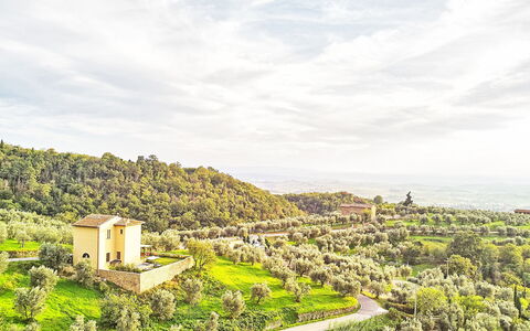 Casa Lionardo: Wolke, Himmel, Pflanze, Natürliche Landschaft, Hochland, Gras, Landschaft, Baum, Wiese, Horizont
