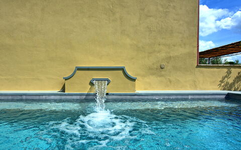 Casa Lionardo: Wasser, Blau, Schwimmbad, Wolke, Himmel, Rechteck, Freizeit, Landschaft