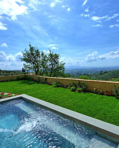 Casa Lionardo: Wolke, Himmel, Wasser, Pflanze, Eigentum, Azurblau, Natürliche Landschaft, Gras, Schwimmbad, Baum