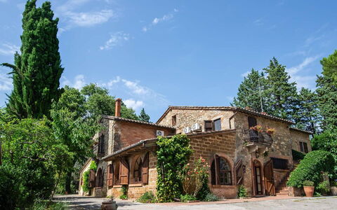 Villa Pania: Wolke, Pflanze, Himmel, Fenster, Baum, Hütte, Gebäude, Gras, Fassade, Natürliche Landschaft