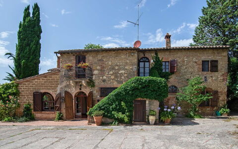 Villa Pania: Himmel, Pflanze, Wolke, Gebäude, Fenster, Baum, Haus, Hütte, Tür, Gras
