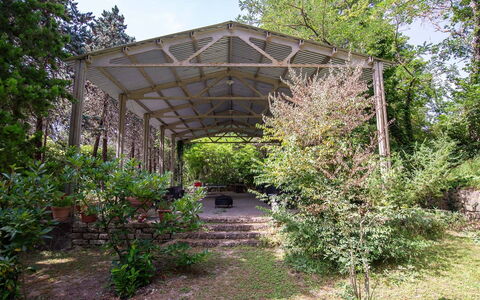 Villa Pania: Pflanze, Himmel, Schatten, Baum, Ground, Strauch, Landschaft, Gras, Outdoor Struktur, Garten