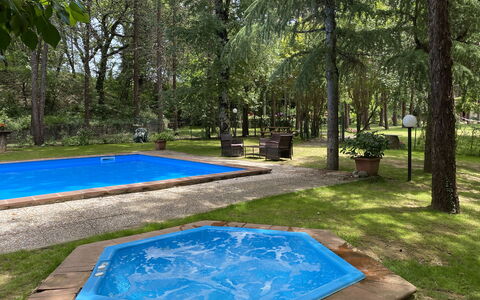 Villa Pania: Pflanze, Wasser, Botanik, Schatten, Baum, Gartenmöbel, Natürliche Landschaft, Gras, Rechteck, Freizeit