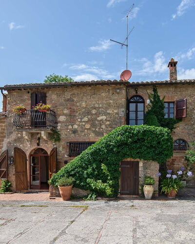 Villa Pania: Himmel, Pflanze, Wolke, Gebäude, Fenster, Baum, Haus, Hütte, Tür, Gras