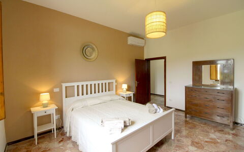 Casa Angela: Bett, Möbel, Schlafzimmer, Interior Design, Fussboden, Wand, Flooring, Bettdecke, Holz, Bedding