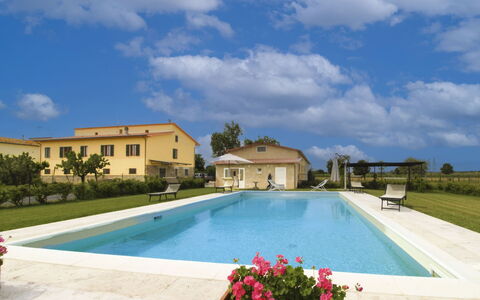 Casa Angela: Schwimmbad, Wohngebiet, Resort, Freizeit, Thermae, Estate, Gartenmöbel, Menschliche Siedlung, Villa, Hazienda