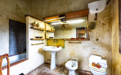 Podere La Torre: Spiegel, Zapfhahn, Armatur, Eigentum, Sinken, Bad Sink, Badezimmer, Holz, Interior Design, Die Architektur