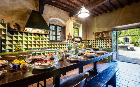Podere La Torre: Essen, Tabelle, Möbel, Geschirr, Gebäude, Fenster, Interior Design, Küche, Teller, Gericht