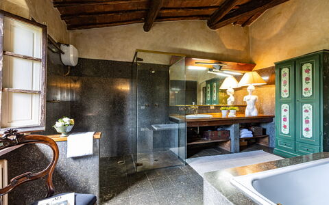 Podere La Torre: Interior Design, Zimmerpflanze, Zapfhahn, Holz, Countertop, Armatur, Pflanze, Fenster, Küche, Sinken
