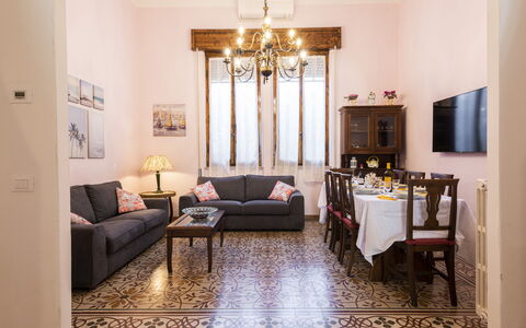 Villa Marconi: Bilderrahmen, Möbel, Couch, Dekoration, Interior Design, Holz, Flooring, Fussboden, Wohnzimmer, Komfort