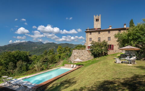San Tommaso: Himmel, Wolke, Pflanze, Gebäude, Eigentum, Wasser, Azurblau, Natürliche Landschaft, Baum, Schwimmbad