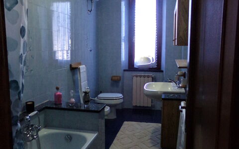 Il Campanile: Zapfhahn, Badewanne, Armatur, Spiegel, Eigentum, Sinken, Fenster, Badezimmer, Interior Design