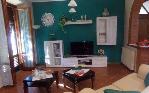 Il Campanile: Eigentum, Möbel, Tabelle, Bilderrahmen, Azurblau, Wohnzimmer, Interior Design, Holz, Couch, Fussboden