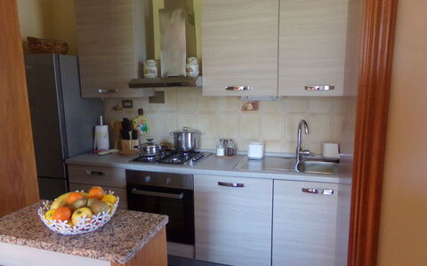 Il Campanile: Countertop, Cabinetry, Sinken, Spüle, Gebäude, Küche, Zapfhahn, Holz, Interior Design, Küchengerät