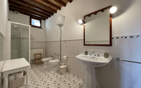 Montauto: Spiegel, Zapfhahn, Armatur, Sinken, Eigentum, Bad Sink, Gebäude, Badezimmer, Interior Design, Die Architektur