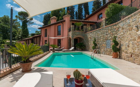 Villa Vico: Pflanze, Wasser, Eigentum, Gebäude, Schwimmbad, Azurblau, Baum, Fenster, Interior Design, Die Architektur