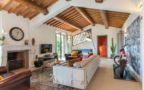 Villa Vico: Eigentum, Couch, Pflanze, Holz, Interior Design, Wohnzimmer, Uhr, Zimmerpflanze, Fussboden, Fahrrad
