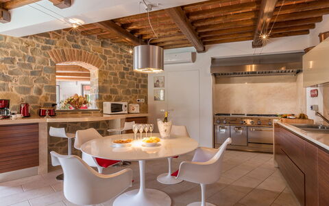 Villa Vico: Tabelle, Countertop, Möbel, Eigentum, Cabinetry, Stuhl, Küche, Holz, Beleuchtung, Interior Design