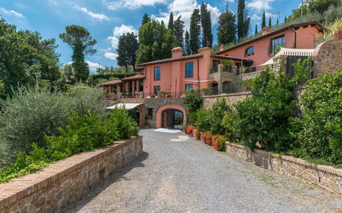 Villa Vico: Himmel, Wolke, Pflanze, Gebäude, Fenster, Baum, Strassenbelag, Haus, Nachbarschaft, Landschaft
