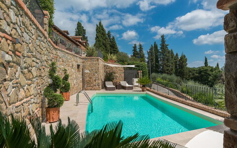 Villa Vico: Wasser, Wolke, Himmel, Pflanze, Schwimmbad, Azurblau, Baum, Natürliche Landschaft, Gras, Gebäude
