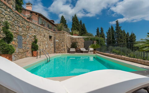 Villa Vico: Wasser, Wolke, Gebäude, Pflanze, Himmel, Eigentum, Schwimmbad, Azurblau, Baum, Die Architektur