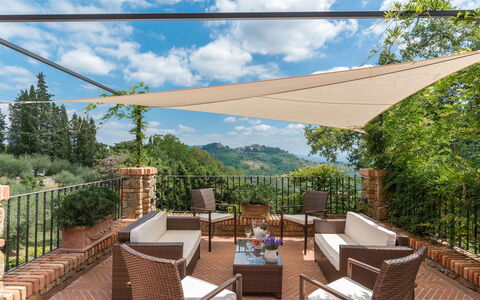 Villa Vico: Wolke, Himmel, Pflanze, Eigentum, Möbel, Tabelle, Baum, Schatten, Stuhl, Gebäude