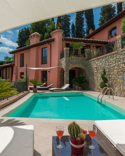Villa Vico: Pflanze, Wasser, Eigentum, Gebäude, Schwimmbad, Azurblau, Baum, Fenster, Interior Design, Die Architektur