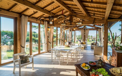 Villa i Colli: Möbel, Tabelle, Pflanze, Holz, Interior Design, Schatten, Freizeit, Grundeigentum, Baum, Schwimmbad