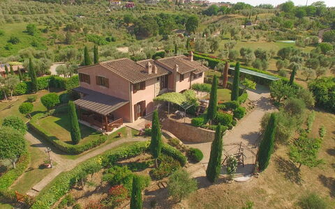 Villa i Colli: Pflanze, Eigentum, Gebäude, Baum, Botanik, Natürliche Landschaft, Grundstueck, Die Architektur, Wohngebiet, Haus