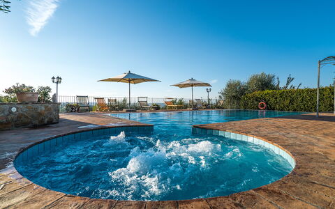 Villa i Colli: Wasser, Wolke, Himmel, Pflanze, Schwimmbad, Azurblau, Baum, Natürliche Landschaft, Schatten, Aqua