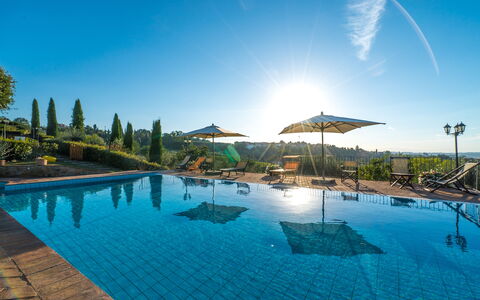 Villa i Colli: Wasser, Himmel, Pflanze, Eigentum, Schwimmbad, Azurblau, Baum, Beleuchtung, Gartenmöbel, Arecales