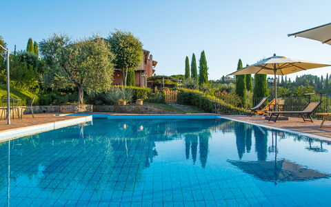 Villa i Colli: Wasser, Pflanze, Himmel, Eigentum, Schwimmbad, Azurblau, Baum, Gebäude, Gartenmöbel, Freizeit