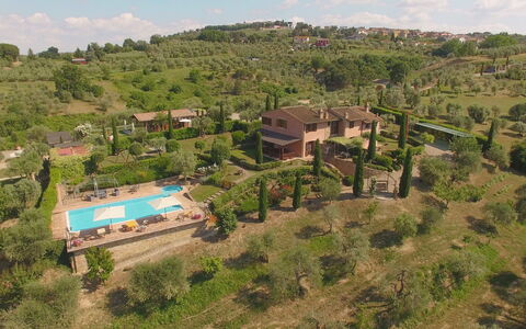 Villa i Colli: Pflanze, Himmel, Pflanzengemeinschaft, Wolke, Ökoregion, Natürliche Landschaft, Grundstueck, Baum, Gebäude, Landschaft