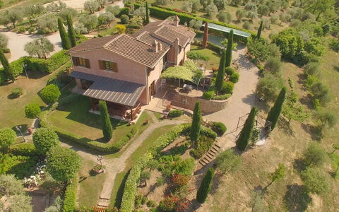 Villa i Colli: Pflanze, Gebäude, Grundstueck, Baum, Urban Design, Haus, Natürliche Landschaft, Nachbarschaft, Wohngebiet, Gras